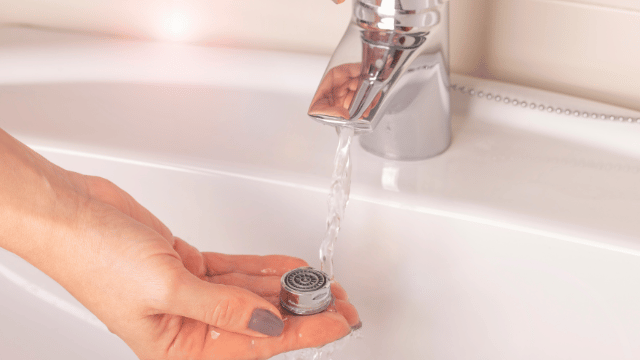 how to remove aerator from kitchen faucet